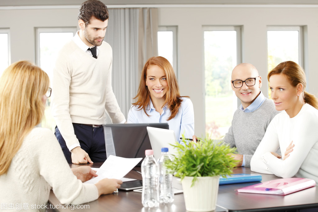 商務(wù)人士坐在次會(huì)議上