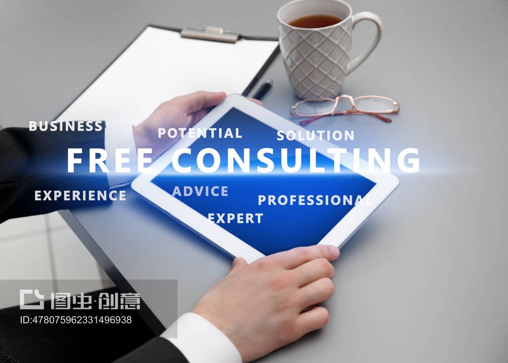 辦公室用平板電腦工作的人。咨詢服務理念Man working with tablet in office. Consulting service concept